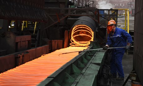Dělník pracující v čínské železárně Xiwang Special Steel.