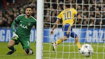 Hugo Lloris z Tottenhamu prv inkasoval gl z kopaky Paula Dybaly z Juventusu...