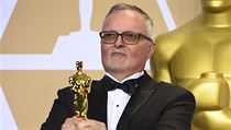Lee Smith, vtz kategorie za nejlep stih, pzuje se svm Oscarem, kterho...