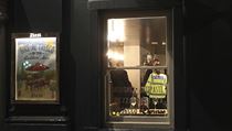 Policie uvnit restaurace v Salisbury, kter byla zavena ve spojitosti s...