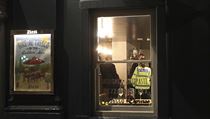 Policie uvnitř restaurace v Salisbury,  která byla zavřena ve spojitosti s vraždou ruského bývalého agenta.