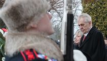 Prezident Milo Zeman a jeho manelka Ivana Zemanov dorazili na hbitov.