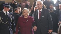 Miloš Zeman se svojí manželkou opouštějí Vladislavský sál.