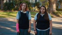 Christine (Saoirse Ronanov) a Julie (Beanie Feldsteinov). Snmek Lady Bird...