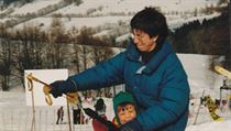 Maminka Ludmila učí malou Evu Samkovou na lyžích.