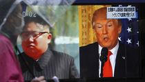 Mu v Tokiu prochz kolem televize s Donaldem Trumpem a Kim ong-unem