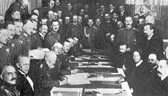 První pímí podepsali 15. prosince 1917 v Brestu Litevském zástupci...
