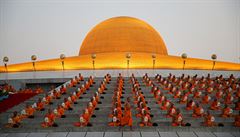 Budhistití mnii se modlí v chrámu Wat Phra Dhammakaya, který se nachází v...