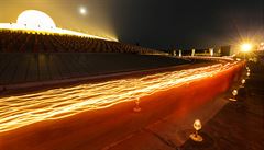 Útoit budhistickým mnichm poskytl thajský chrám Wat Phra Dhammakaya v...