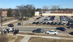 Střelba na univerzitě v Michiganu. Dva mrtví, podezřelý je na útěku
