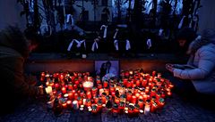 Lidé zapalují svíky ped slovenskou ambasádou v Praze.
