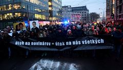 Uctít Kuciakovu památku vyly do ulic Bratislavy i pes mráz stovky lidí.