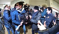 Italská policie pacifikuje aktivistku ve volební místnosti.