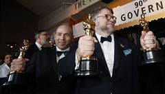 Guillermo del Toro si odnáí Oscara za nejlepí reii.