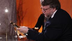 Guillermo del Toro si prohlíí svého Oscara na baru.