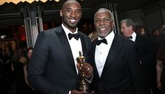 Kobe Bryant (vlevo) a Danny Glover - a mezi nimi Oscar.