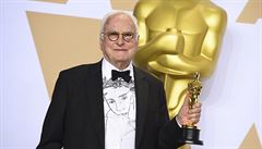 Scéná James Ivory a v jeho ruce Oscar za nejlepí adaptovaný scéná. Ten...