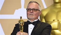 Lee Smith, vítz kategorie za nejlepí stih, pózuje se svým Oscarem, kterého...