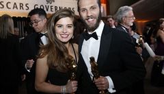 Rachel Shentonová a Chris Overton pózují se svými ocenními.