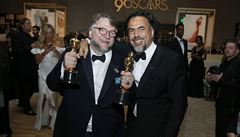 Guillermo del Toro a Alejandro Gonzalez ukazují získané zlaté soky fotografm.