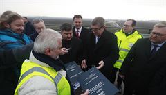 Premiér Andrej Babi� p�ebírá petici na podporu výstavby dálnic D49 a D55.