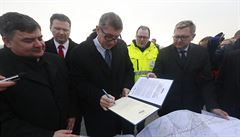 Premiér Andrej Babi� p�ebírá petici na podporu výstavby dálnic D49 a D55 v...