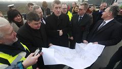 Premiér Andrej Babi se svou vládou eí výstavbu dálnic v Pravicích na...