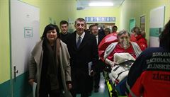 Premiér Andrej Babi v kromíské nemocnici.