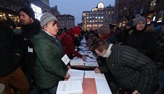 Na Václavském námstí se protestuje proti Ondrákovi, lidé podepisují petice.