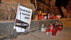 U katedrály na Námstí Republiky v Plzni se u svíek k uctní památky Kuciaka...
