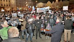 Na Námstí Republiky v Plzni se seli lidé na protestní akci NE Ondrákovi.