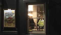 Policie uvnit restaurace v Salisbury,  která byla zavena ve spojitosti s...