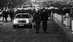 Člen pohotovostního pluku zadržuje účastníka demonstrace v listopadu 1989. | na serveru Lidovky.cz | aktuální zprávy
