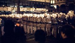 Praský pohotovostní pluk zasahuje pi demonstraci 17.11.1989.