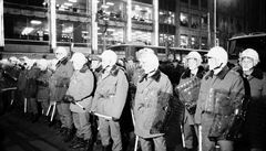Písluníci pohotovostního pluku blokují Národní tídu  v Praze pi demonstraci...