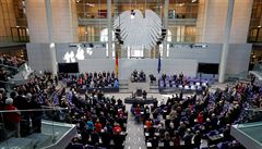 Členové německé vlády a parlamentu stojí při zpěvu národní hymny.