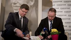 Pedseda TOP 09 Jií Pospíil (vlevo) a éf hnutí Starostové a nezávislí Petr...