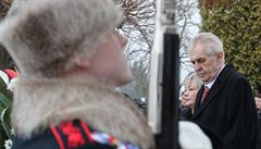 Prezident Milo Zeman a jeho manelka Ivana Zemanová dorazili na hbitov.