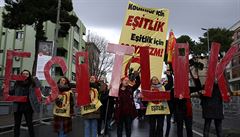 eny skandují a nápisem rovnost pochodují  v centru Istanbulu.