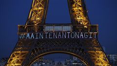 Na podporu demonstrací, je na Eiffelovce nápis  Nyní jednáme.