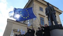 Demonstranti proti inauguraci prezidenta Miloe Zemana.