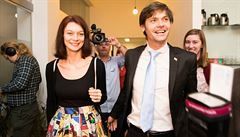 Marek Hilšer s manželkou Monikou ve volebním štábu.