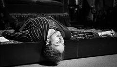 Inscenace Mýcení na motivy románu Thomase Bernharda. Divadlo Na Zábradlí.