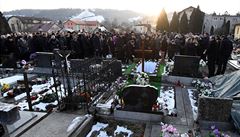 Poh�bu zavra�d�ného investigativního noviná�e se zú�astnily stovky lidí.