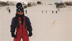 Malá Eva Samková na snowboardu.