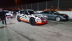 Zamaskované Audi E-Tron na autosalonu v enev