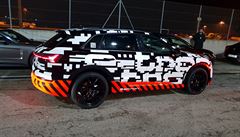 Zamaskované Audi E-Tron na autosalonu v enev