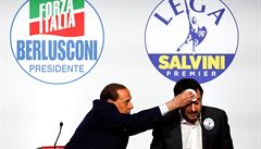 Silvio Berlusconi otírá pot z čela šéfa Ligy severu Mattea Salviniho.