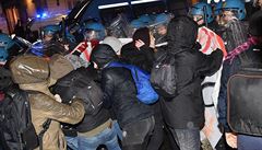 Italská policie ve stetu s antifaisty.