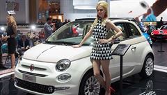 Fiat 500 spolen s hosteskou v ernobílých atech.